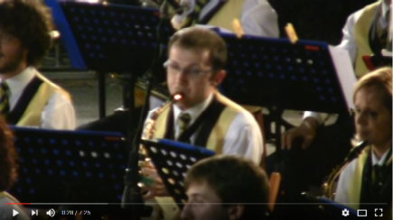 Solist im italienischen Orchester, Mikrofon erkennbar